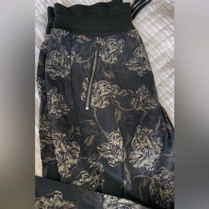Athleta Trekkie North floral printed jogger pants
